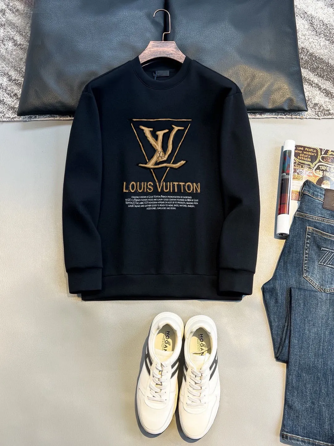 🅿️220 brand [LV Louis Vuitton] (good news for fat people) 2025ss autumn latest long-sleeved round-neck sweatshirt, on sale simultaneously on the official website. Refreshing and breathable. Made of top Tencel Roman. Comfortable and soft. 3D three-dimensional clarity. Super fashion sense. Great for gifting and keeping for yourself. Size: M-5XL (can wear up to 220 pounds)